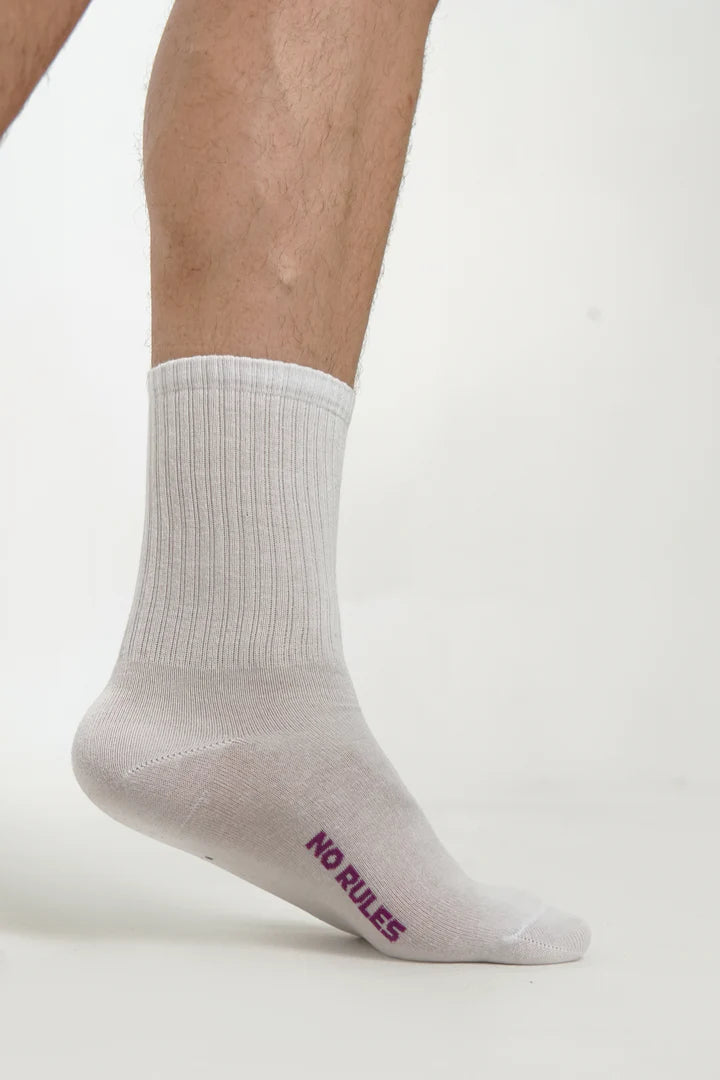 MEDIAS DEPORTIVAS BLANCAS LOGO MORADO