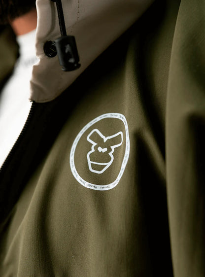 CHAQUETA BE IMPERMEABLE VERDE MILITAR